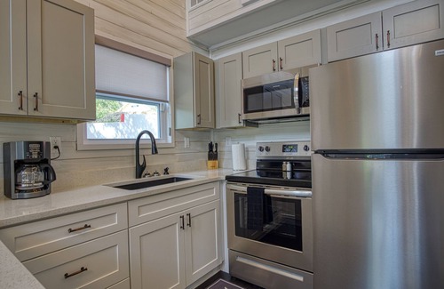 Hot Springs Cabin | Beautiful Shabby-Chic Cabin Downtown Hot Springs