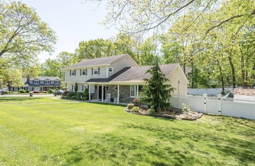 Brick House | Beautiful Shore Retreat with Pool