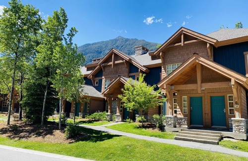 East Kootenay House | Beautiful Ski In/Out Riverside Retreat at the Base of Panorama ♥️♥️