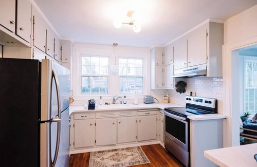 Martinsville House | Beautiful Spacious 4 BR Retreat in Uptown with Fire Pit & Porch