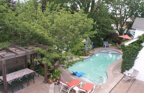 Ventnor City House | Beautiful Spacious Beach House with Pool and Outdoor Tiki Bar.
