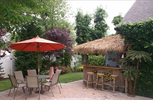 Ventnor City House | Beautiful Spacious Beach House with Pool and Outdoor Tiki Bar.