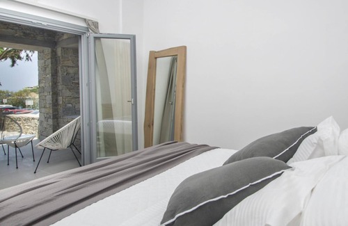 Kini Apartment | Beautiful studio directly at the sea, Wifi, 2 pers. | Syros, Cyclades