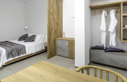 Kini Apartment | Beautiful studio directly at the sea, Wifi, 2 pers. | Syros, Cyclades