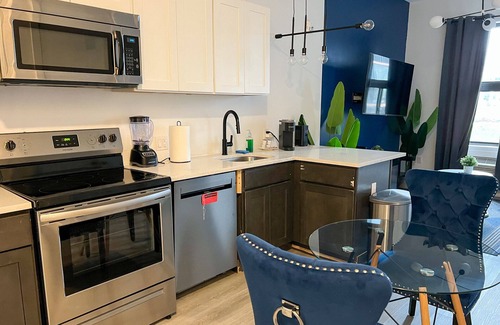 Elizabeth Apartment | Beautiful Studio Near Airport 7756