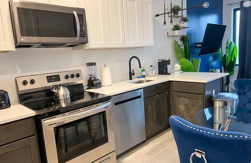 Elizabeth Apartment | Beautiful Studio Near Airport 7756