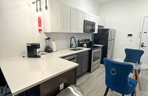 Elizabeth Apartment | Beautiful Studio Near Airport 7756