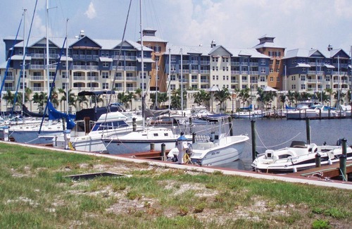 Ruskin Apartment | Beautiful studio unit at resort, sleeps 4