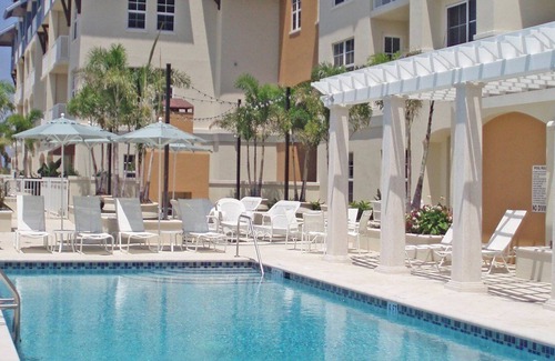 Ruskin Apartment | Beautiful studio unit at resort, sleeps 4