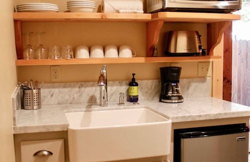 Lake Forest Cabin | Beautiful Studio - Walk to Beaches