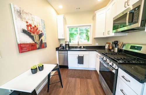 Fremont Apartment | Beautiful studio with private deck & parking