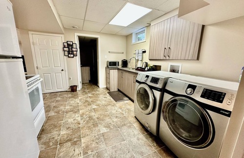 St. Albert House | Beautiful Suite with Fenced yard + in suite Kitchen and Laundry