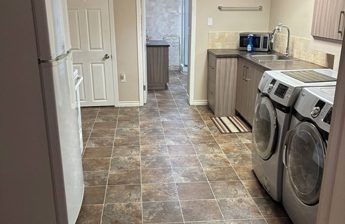 St. Albert House | Beautiful Suite with Fenced yard + in suite Kitchen and Laundry