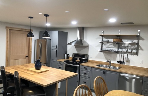 Blaeberry House | Beautiful Suite with Ski Resort & National Parks Nearby.