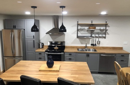 Blaeberry House | Beautiful Suite with Ski Resort & National Parks Nearby.