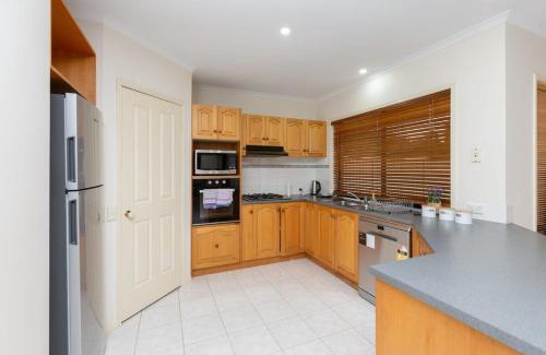 Tarneit House | Beautiful Tarneit Family Home with Pool + BBQ