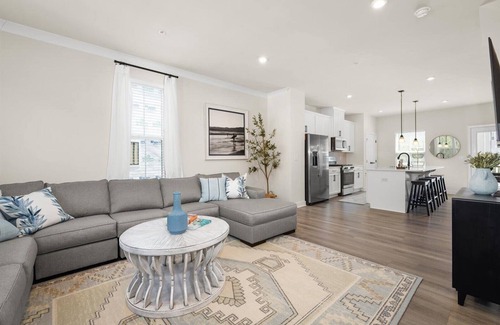 Bayside House | Beautiful Three Bedroom Townhome w/Nice Amenities