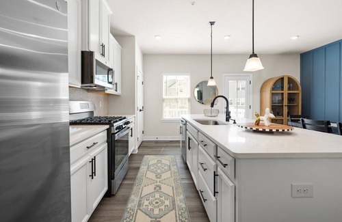 Bayside House | Beautiful Three Bedroom Townhome w/Nice Amenities