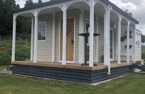 Pirongia Cottage | Beautiful Tiny House with communal water hole.