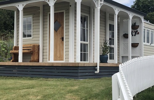 Pirongia Cottage | Beautiful Tiny House with communal water hole.