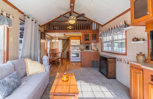 Yantis Cottage | Beautiful Tiny Home Overlooking the Pond