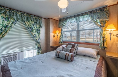 Yantis Cottage | Beautiful Tiny Home Overlooking the Pond