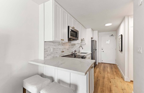 Waikiki Apartment | Beautiful Top Floor Waikiki Studio! Walk to Beach!