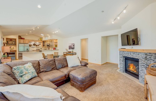 Crystal Bay House | Beautiful townhome w/lakeview, fireplace, mountain view, grill, & washer/dryer