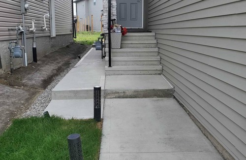 Beaumont House | Beautiful Tranquil One Bedroom, calm, cozy and clean Basement Suite