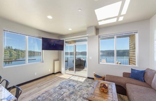 Valley House | Beautiful Triplex Unit With Spectacular Lake View!