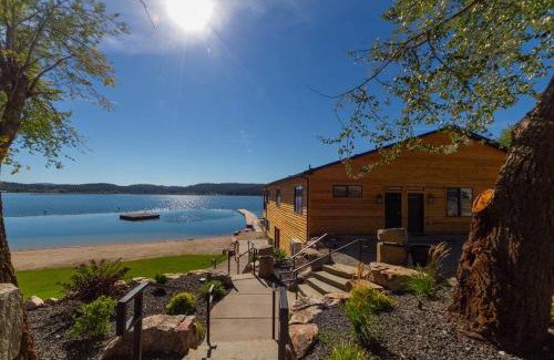 Valley House | Beautiful Triplex Unit With Spectacular Lake View!