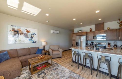 Valley House | Beautiful Triplex Unit With Spectacular Lake View!