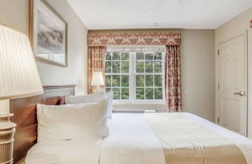 Lake Harmony Resort | Beautiful two bedroom apartment with jacuzzi surrounded by Pocono Mountains