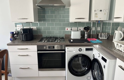 Eastleigh Apartment | Beautiful two bedroom apartment close to Southampton airport and train station