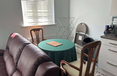 Eastleigh Apartment | Beautiful two bedroom apartment close to Southampton airport and train station