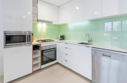 South Brisbane Apartment | Beautiful Unit with Gym and Pool near Museums