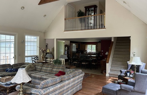 West Dover House | Beautiful, upscale skier & leafer sanctuary at Mount Snow - Pet Friendly !