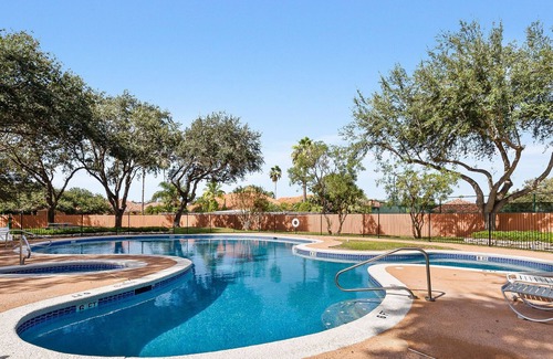 McAllen House | Beautiful, Upscale Townhome in Nth McAllen, Near to Shops and Great Restaurants