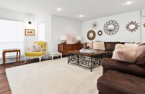 McAllen House | Beautiful, Upscale Townhome in Nth McAllen, Near to Shops and Great Restaurants