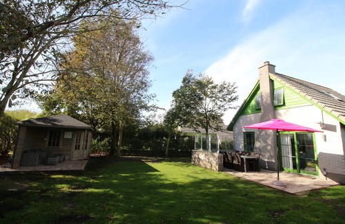 Julianadorp aan zee House | Beautiful vacation home close to the beach, fireplace, quiet location, completely fenced in