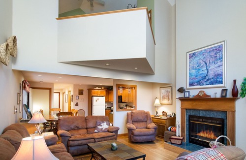 Holiday Island Condo | Beautiful Views, Starry Nights, Walking Distances to Marina