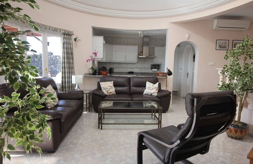 Los Pocillos Villa | Beautiful Villa with sea view and heated pool, prime location in Lanzarote.