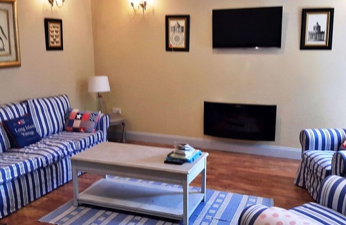 Breedon on the Hill House | Beautiful villa for 4 guests with WIFI, TV and pets allowed