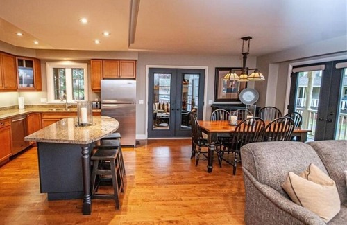 Port Carling Villa | Beautiful Villa at Port Carling, Ontario - PET friendly