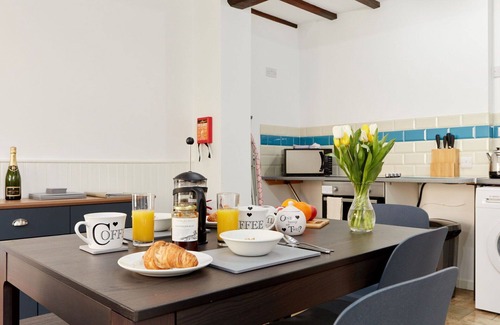Dalbury Lees House | Beautiful villa for 4 guests with hot tub, WIFI and TV