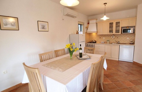Trget House | Beautiful villa for 5 guests with A/C, private pool, WIFI, TV, terrace and parking