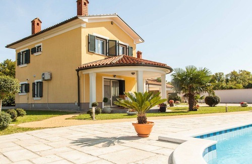 Trget House | Beautiful villa for 5 guests with A/C, private pool, WIFI, TV, terrace and parking