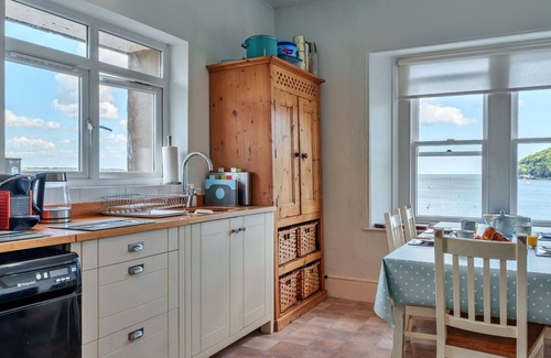 Kingsand House | Beautiful villa for 6 guests with WIFI, terrace and pets allowed