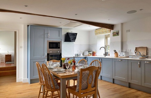 Llandrillo House | Beautiful villa for 6 people with hot tub, WIFI, TV and terrace