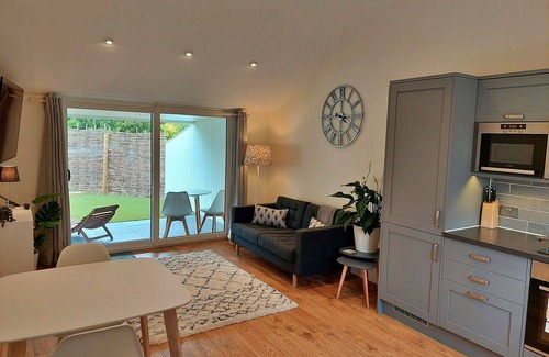 Liverton House | Beautiful villa for 2 guests with WIFI, hot tub